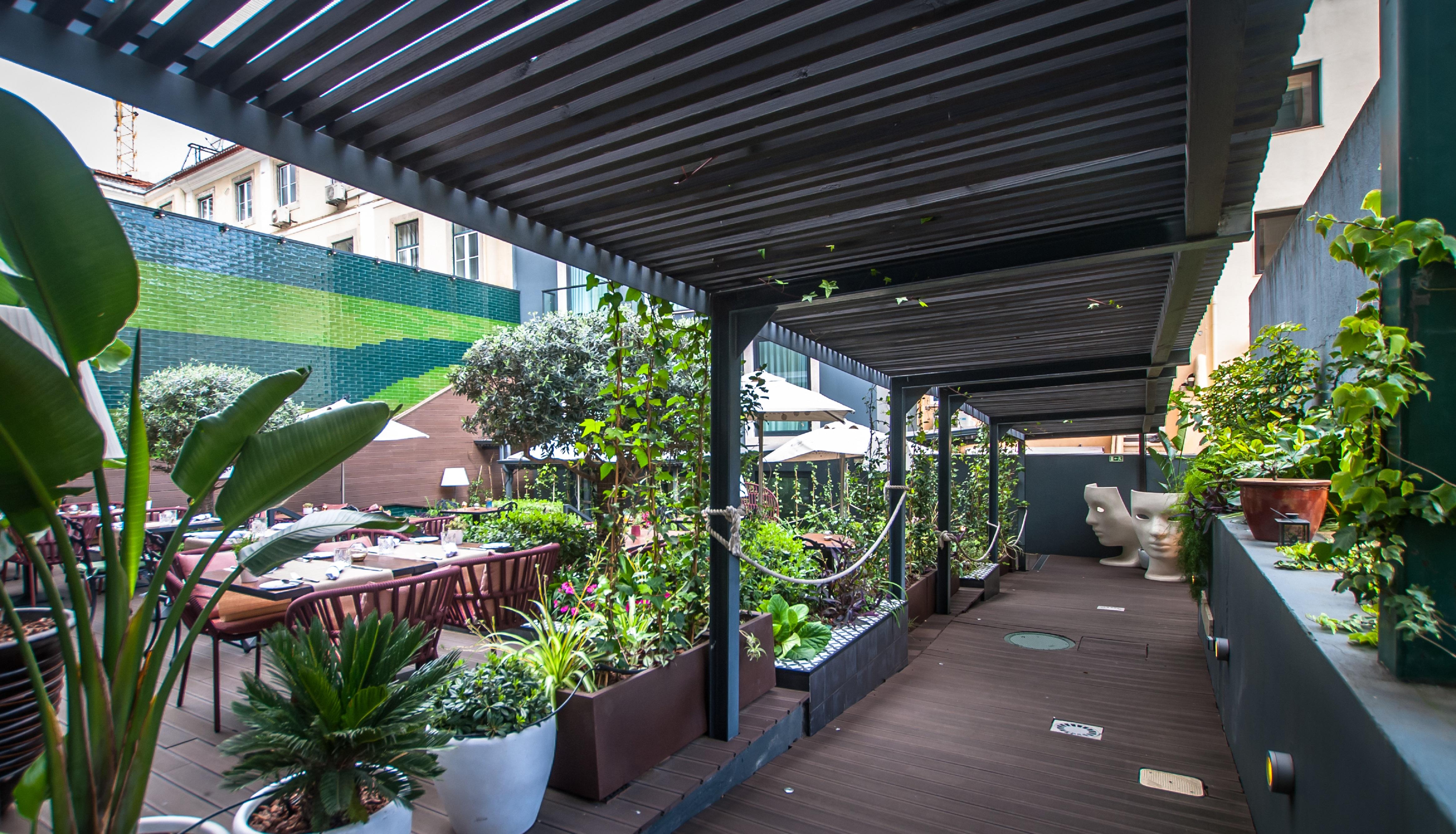 138 Liberdade Hotel Лиссабон Экстерьер фото The rooftop garden at the hotel