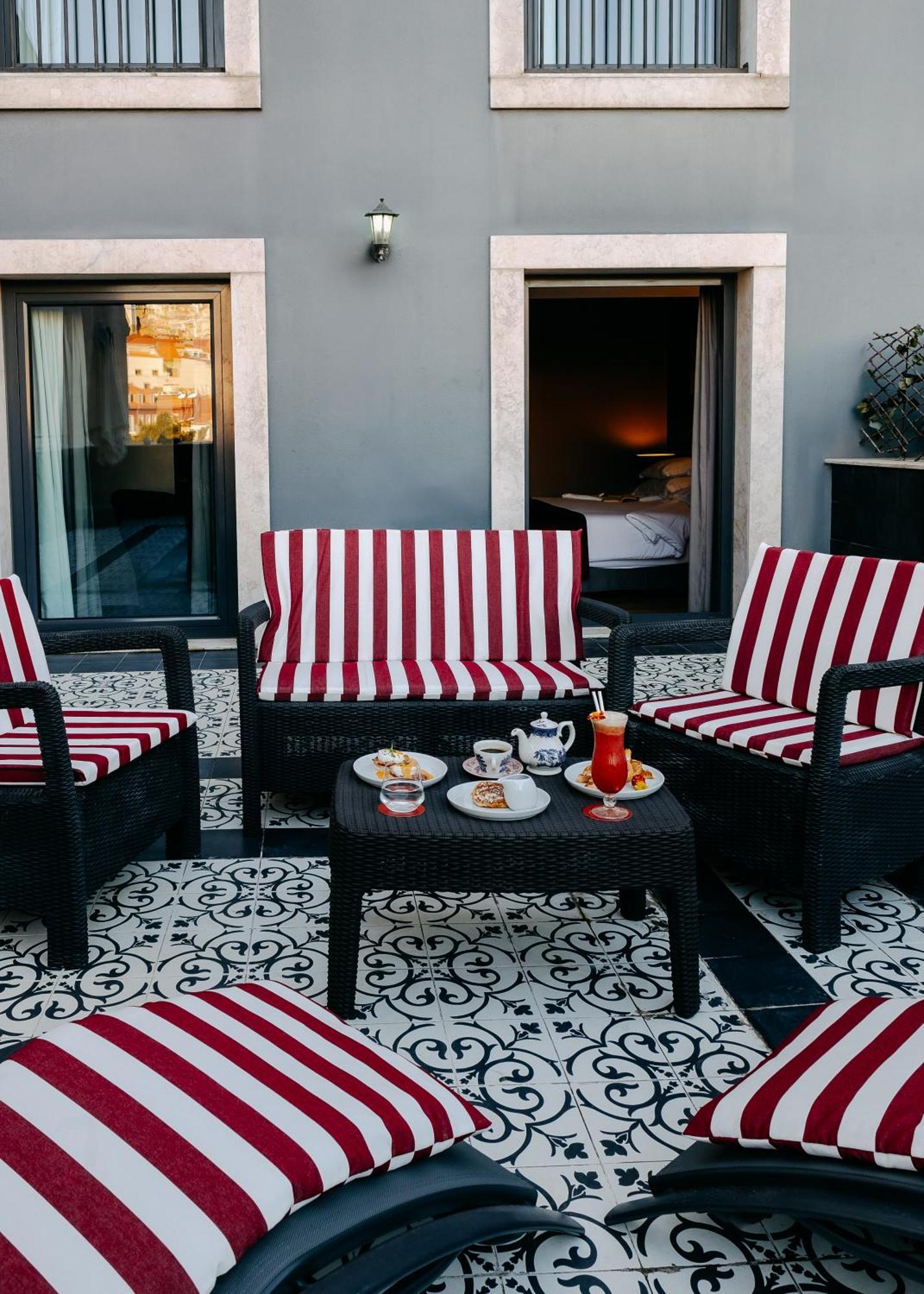 138 Liberdade Hotel Лиссабон Экстерьер фото A typical patio at the hotel